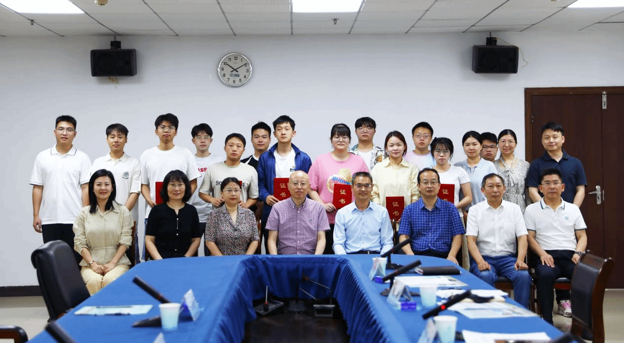 学校举行第九届“李时珍中医药教育基金奖学金”...
